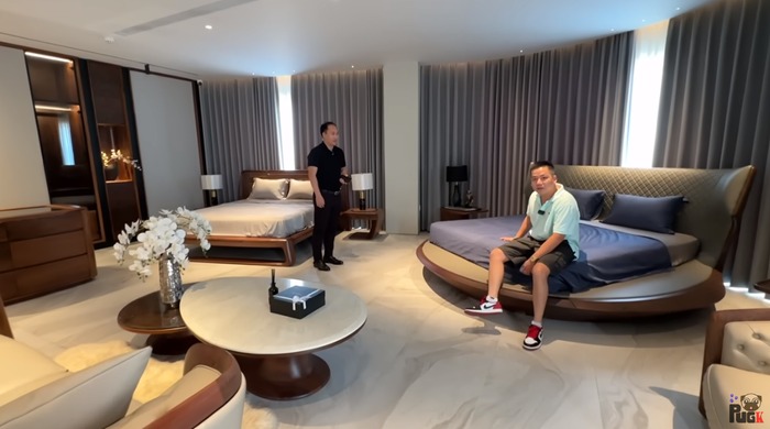 Khoa Pug khen chiếc giường bằng gỗ óc chó có giá 256 triệu đồng: 