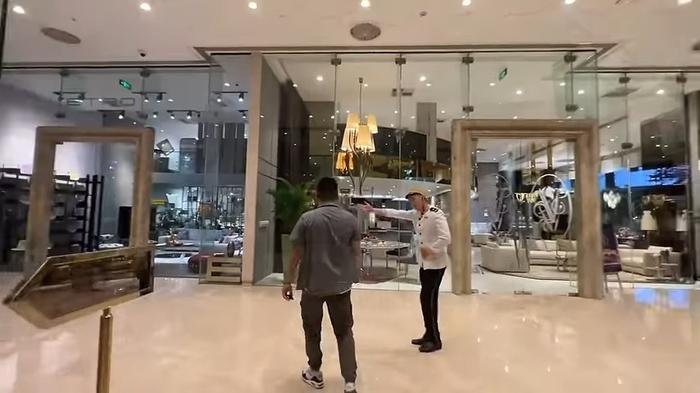 Sau khi mua sắm Tết, Khoa Pug đến nhà hàng sang trọng để ăn tất niên cùng bạn bè