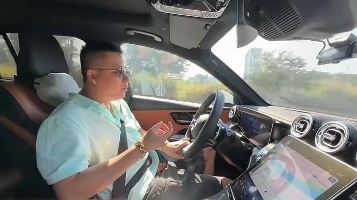 Trong video, Khoa Pug đến tham quan cửa hàng bán nội thất và 