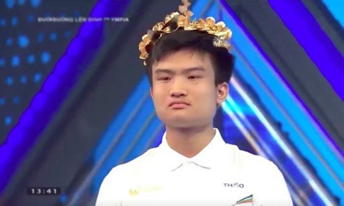 Nguyễn Hữu Khang (THPT Chuyên Bắc Ninh, Bắc Ninh) giành vòng nguyệt quế với số điểm ấn tượng 355 điểm.