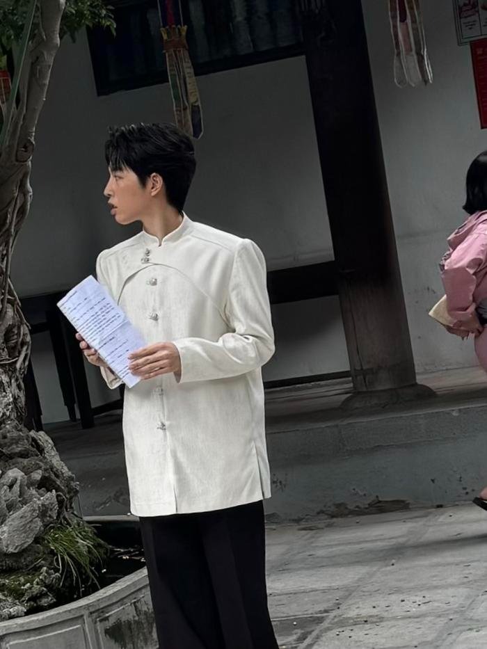 Đức Phúc được cho là cầm thêm một tờ sớ để khấn vái ở chùa