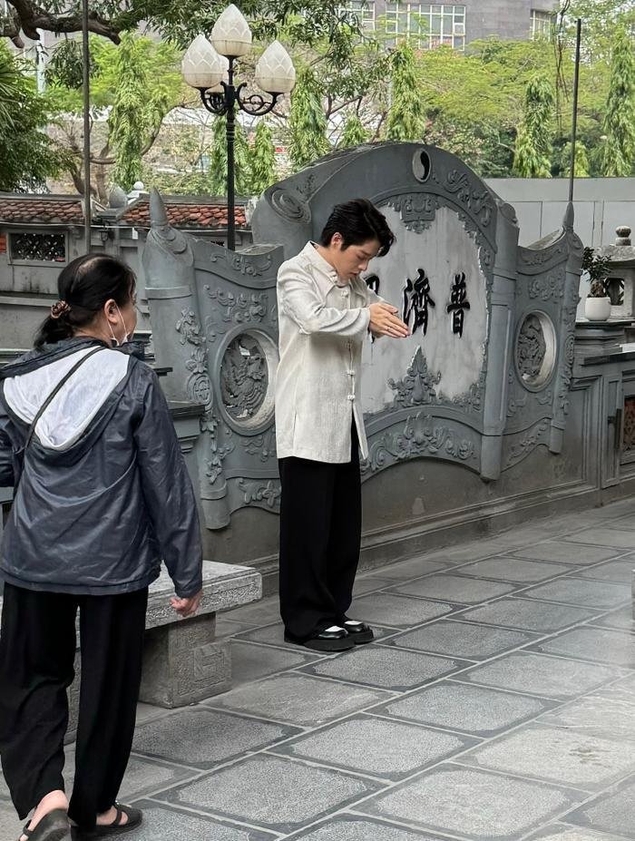 Đức Phúc thể hiện sự kính cẩn trước từng ban thờ