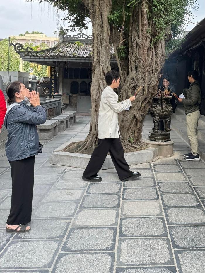 Giữa lịch trình công việc bận rộn, việc Đức Phúc đi chùa vào dịp cuối năm khiến dân tình vô cùng thích thú