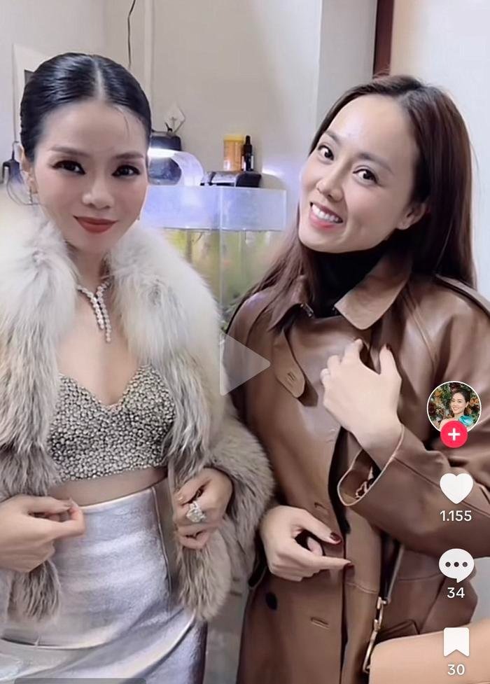 Cô cho biết, 2 chị em vô tình gặp nhau trong lúc đi ăn và đã quen biết nhau từ trước đó.