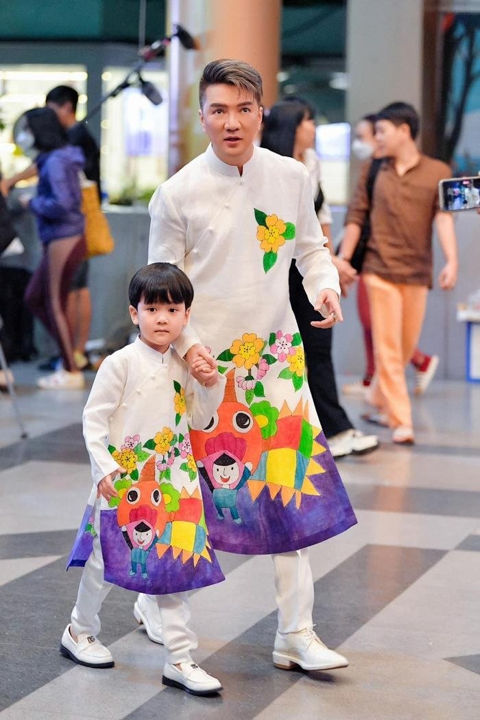 Nam ca sĩ, điều khó khăn nhất hiện tại là việc anh phải xa quý tử công tác.