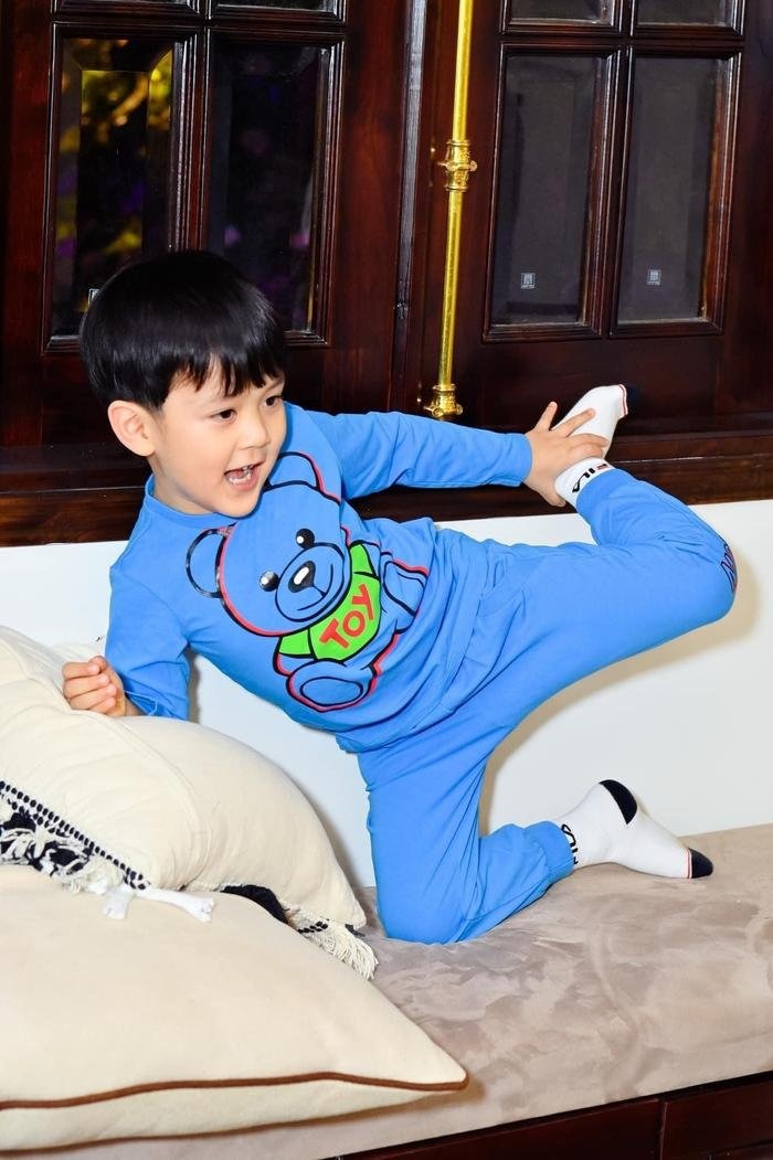 Nhiều khán giả bày tỏ sự ngưỡng mộ dành cho nam ca sĩ bởi cách dạy con cực khéo của anh.