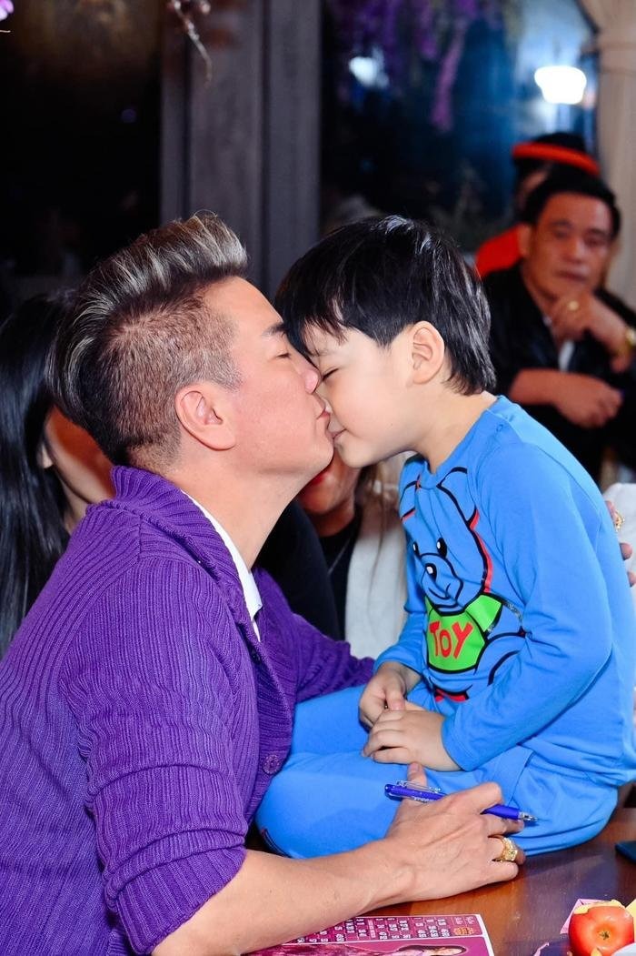 Đàm Vĩnh Hưng là ông bố chiều con nhất, nhì Vbiz.
