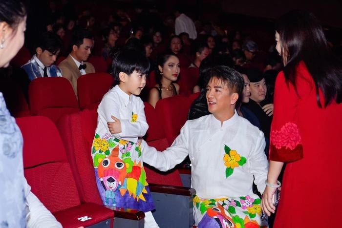 Đàm Vĩnh Hưng nhận định, bản thân gần sát con 12-13 năm nên anh luôn ưu tiên toàn thời gian cho nhóc tỳ.