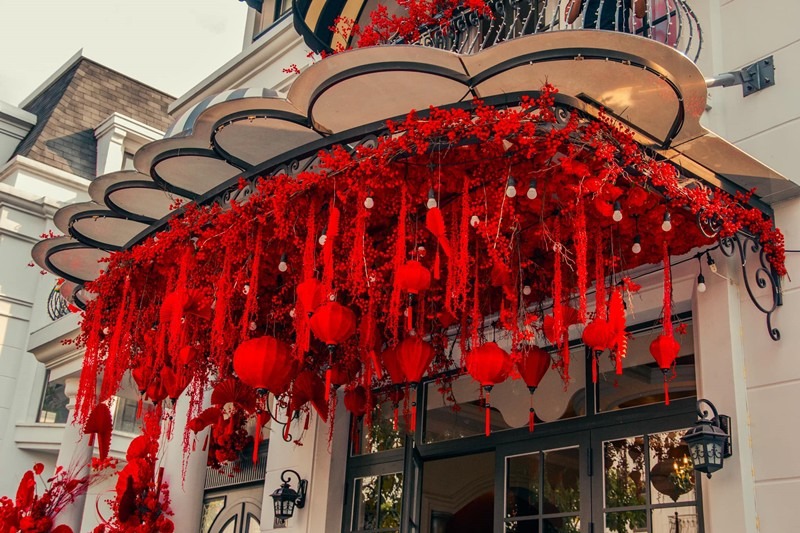 Những chiếc lồng, cành đào đông, quạt giấy đỏ được treo trên mái hiên làm không khí thêm rộn ràng. Nhiều người cho rằng khi lên đèn sẽ còn lung linh hơn nữa.