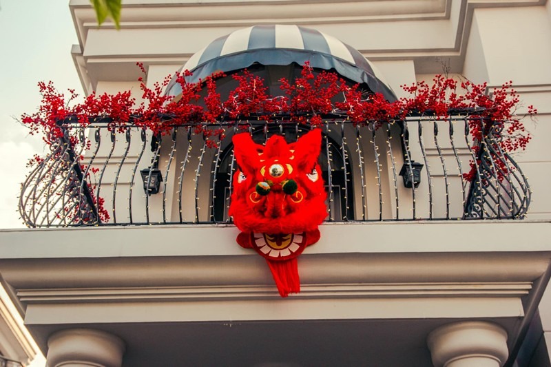 Ban công tầng lầu được treo một chiếc đầu lân lớn. Linh vật này thường đại diện cho mong ước thịnh vượng, may mắn, xua đuổi điềm xấu.