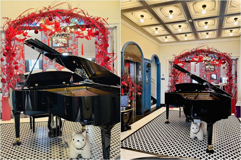 Phía trong nhà, mọi ngóc ngách cũng đã ngập tràn sắc đỏ, kết hợp với những ánh đèn sáng choang và nội thất sang trọng càng làm tôn lên sự quý tộc.