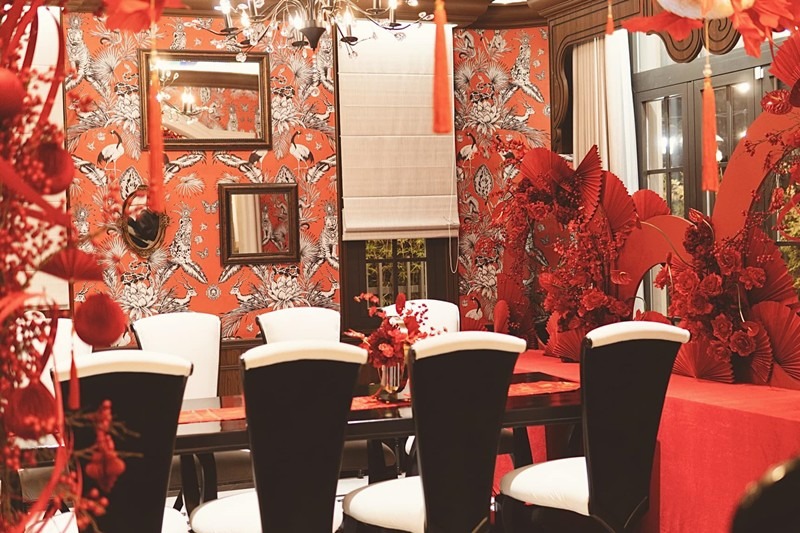 Mang tông màu đỏ rực phủ khắp không gian nhà mình, nữ ca sĩ Đoàn Di Băng hy vọng một năm mới 