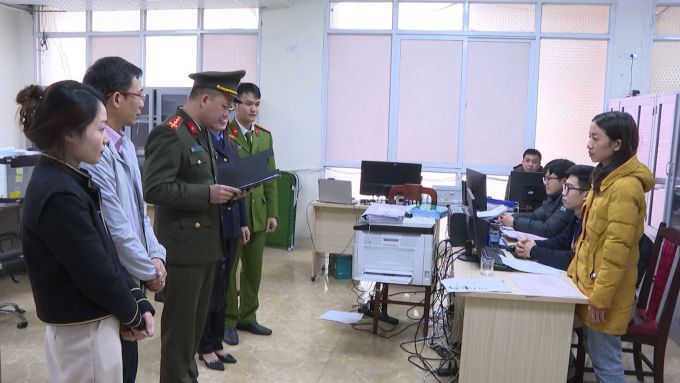 Cơ quan điều tra công bố lệnh khởi tố, tạm giam các nghi can tại Chi nhánh Văn phòng đăngký đất đai TP Sầm Sơn. Ảnh: Lam Sơn