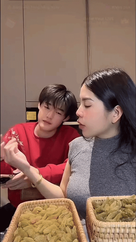 Dịch Dương trong 1 phiên livestream của dì