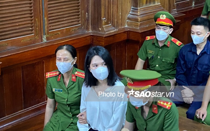 Hình ảnh Ngọc Trinh tại phiên tòa xét xử diễn ra vào sáng ngày 2/2