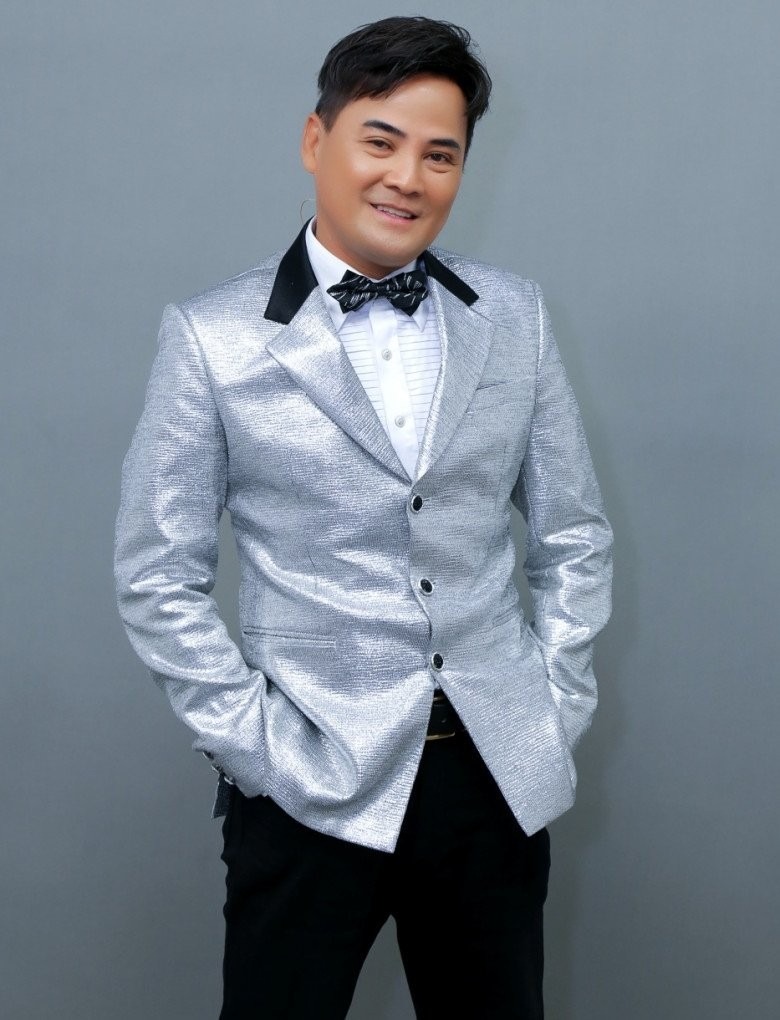 Nam danh ca vẫn rất phong độ ở tuổi U60.