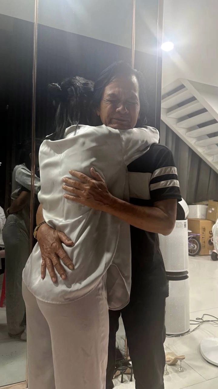 Ngọc Trinh đoàn tụ với bố sau khi được tại ngoại.