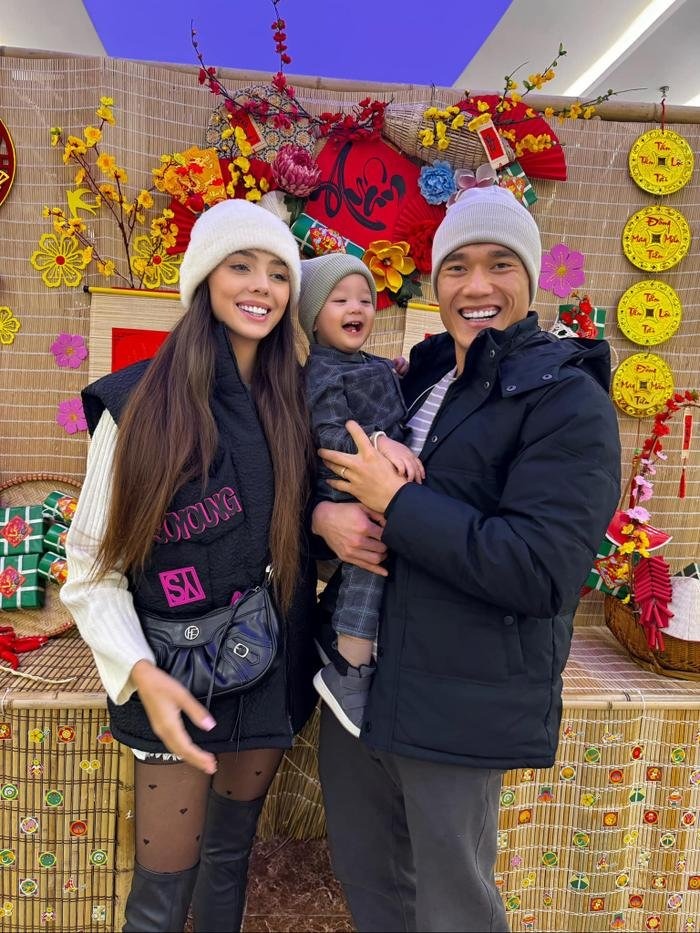 Gia đình Bùi Tiến Dũng mặc đồ đông ấm áp, được biết nam thủ môn sinh ra và lớn lên tại Thanh Hóa