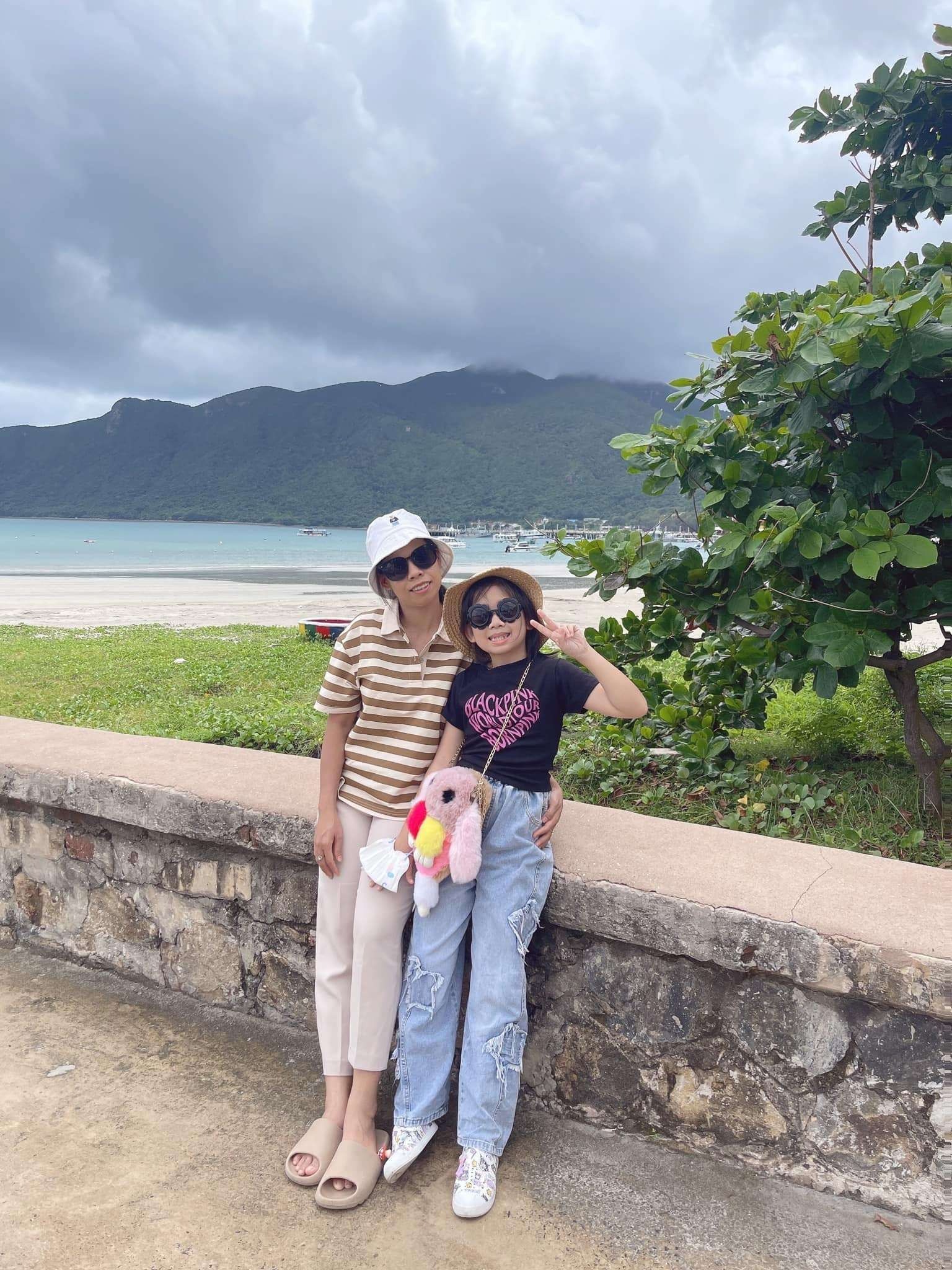 Từ khi chào đời đến nay, bé Lavie đã được 2 cô bảo mẫu chăm sóc.