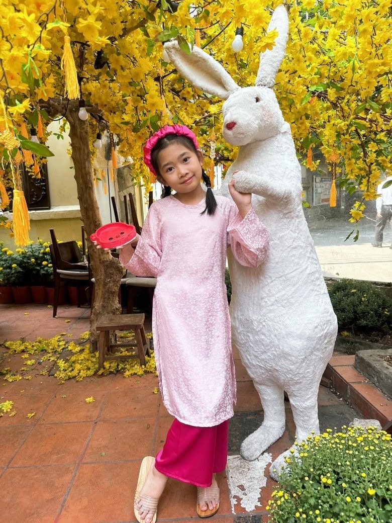 Cô bé ngày một trưởng thành, ngoan ngoãn dù không có bố mẹ ở cạnh.