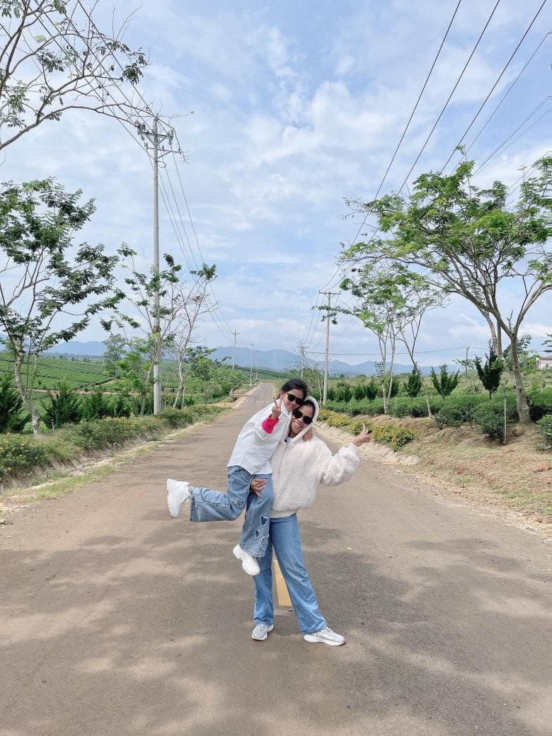 Lavie nhận đầy đủ tình yêu thương, chăm sóc từ 2 bảo mẫu.