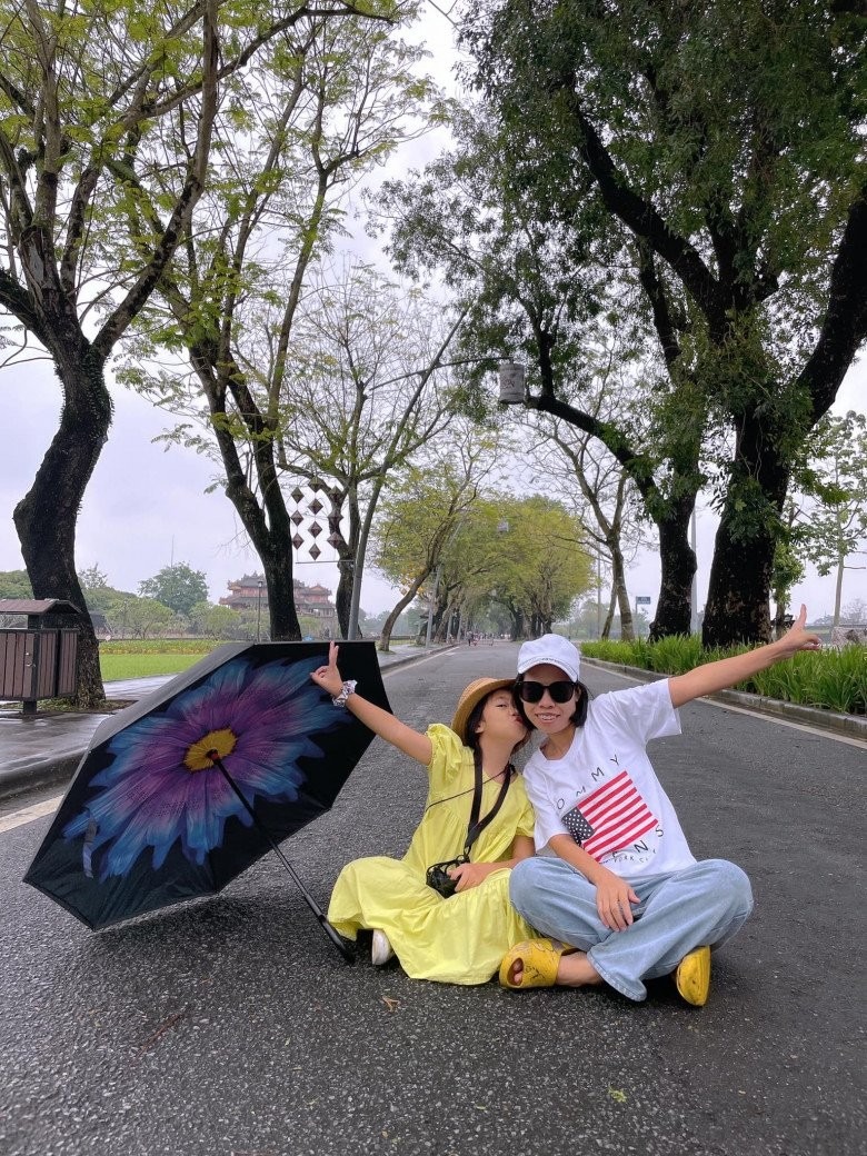 Nhóc tì dành tình cảm thân thiết với 2 cô.