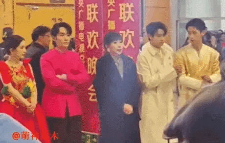 Ngụy Đại Huân muốn rời hàng, tránh né Dương Mịch để không khó xử nhưng bị Ngụy Thần kéo lại