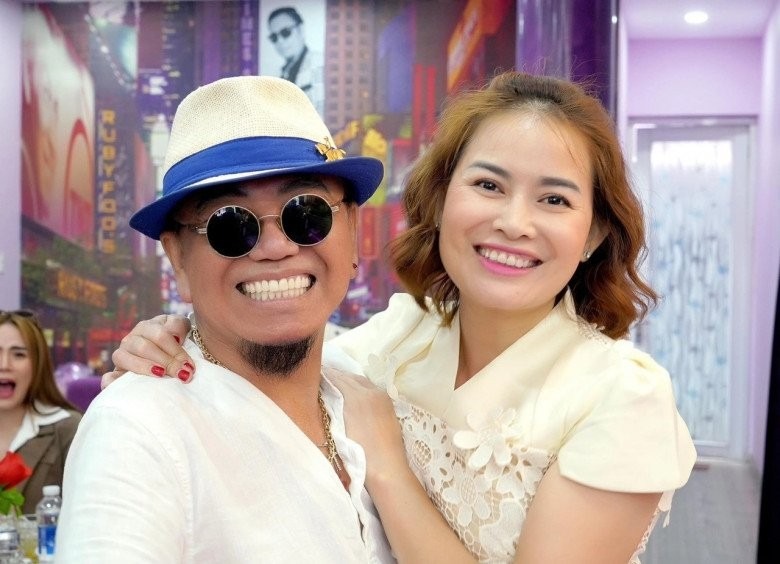 Với người vợ sống cạnh mình 12 năm nay, Hồng Tơ luôn dành sự trân trọng và biết ơn bởi đã không rời bỏ ông khi biến cố.