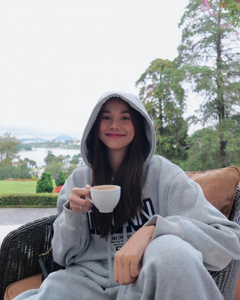 Chiếc áo hoodie phom rộng trở thành 