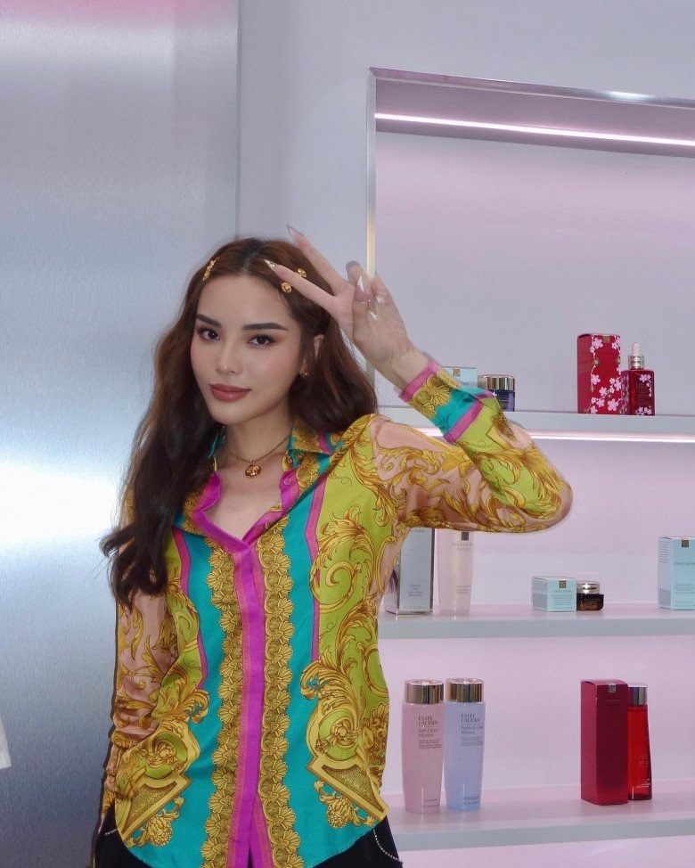 Kỳ Duyên biến hình thành cô nàng năng động với mẫu sơ mi họa tiết.