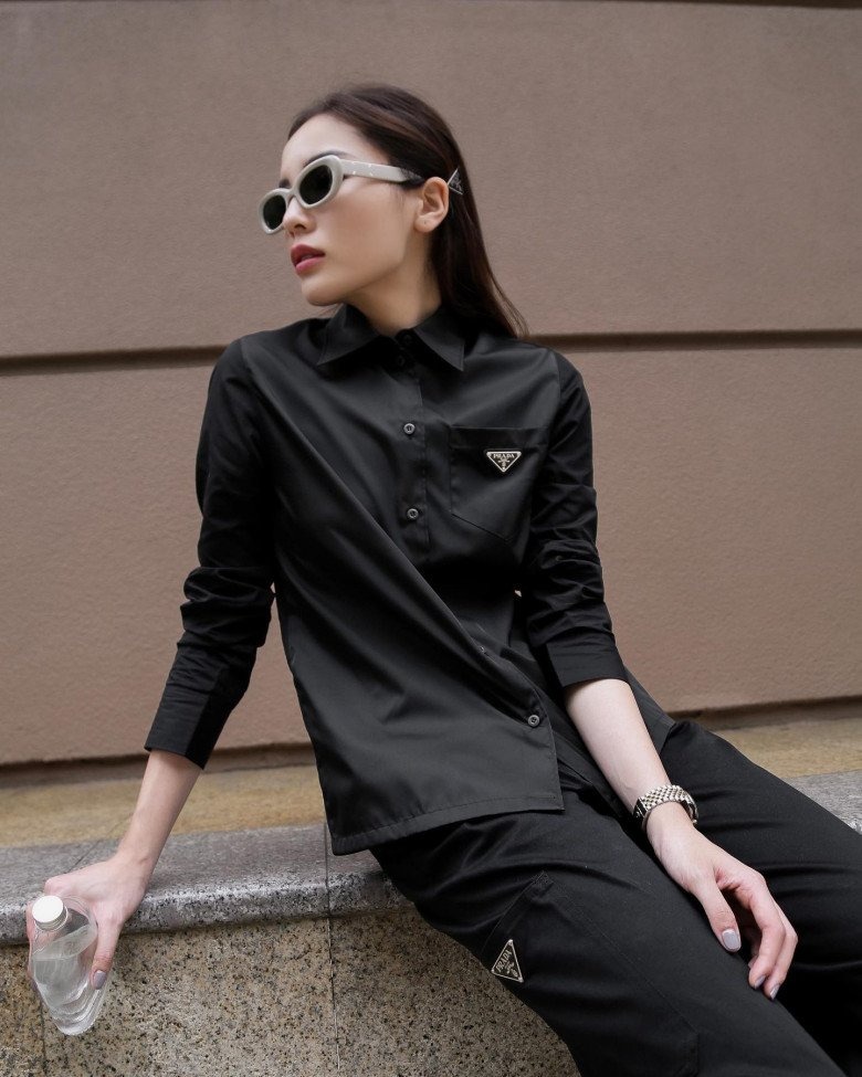 Nàng hậu nhiệt tình lăng xê mẫu sơ mi vừa vặn dáng người trong suốt 2023 vừa qua.