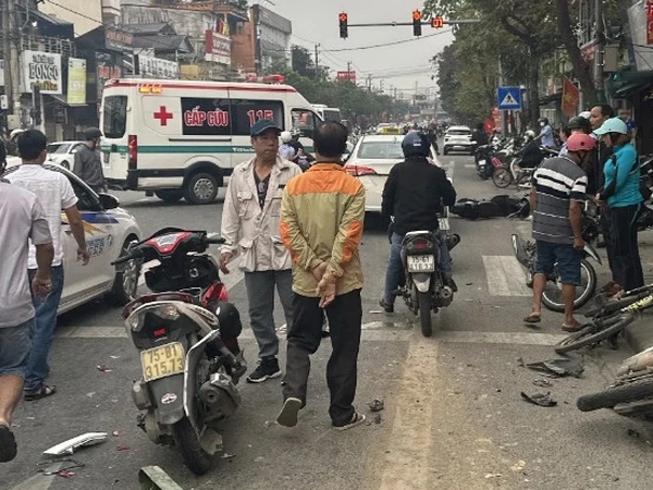 Taxi tông liên hoàn nhiều xe máy và xe đạp, 6 người nhập viện