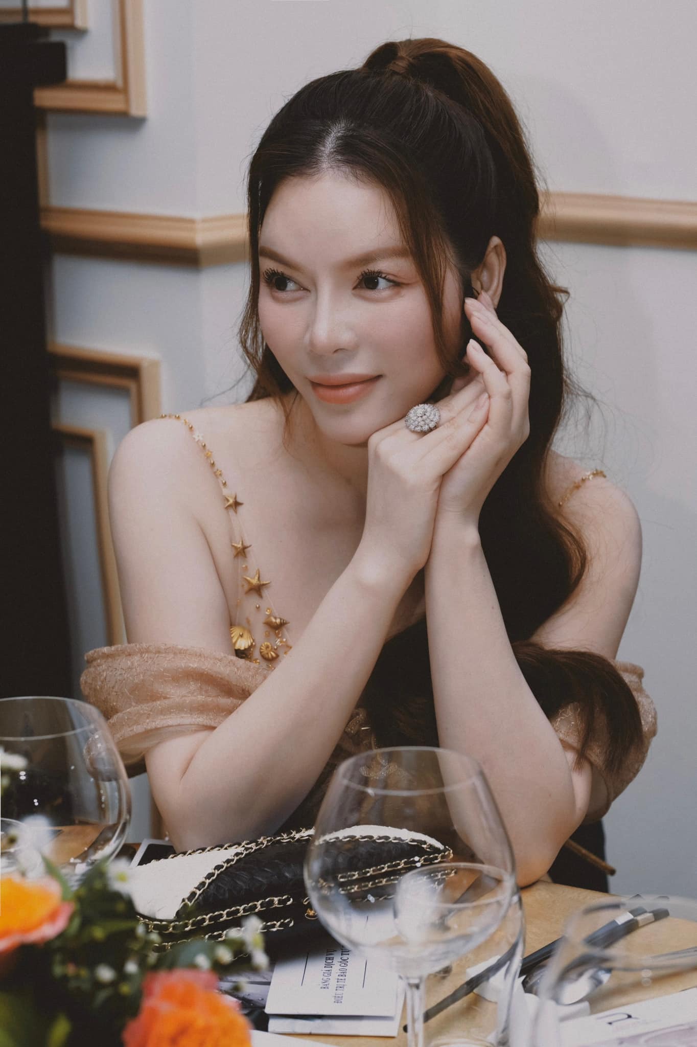 Về chuyện tình cảm, vào năm 2019, Lý Nhã Kỳ thừa nhận chia tay bạn trai gắn bó 9 năm vì cả 2 rất ít gặp nhau bởi công việc bận rộn. Từ đó đến nay, cô chưa công khai bạn trai mới.