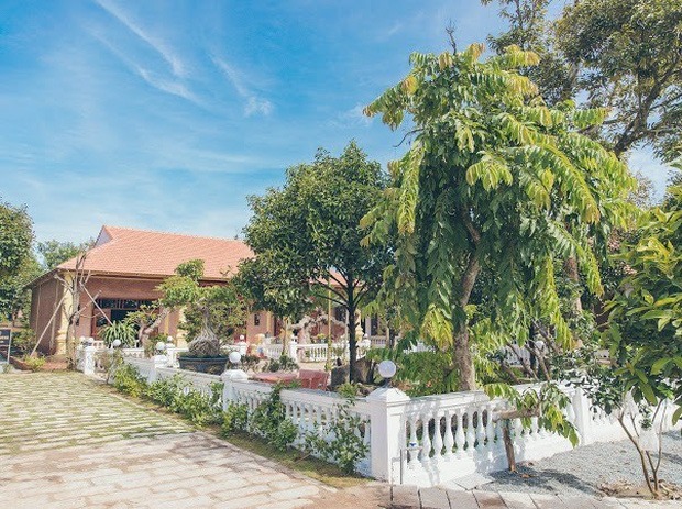 Vốn là người yêu thích văn hoá và nét đẹp truyền thống, cả căn nhà của Lý Nhã Kỳ dành tặng mẹ đều toát lên sự ấm áp nhưng không kém phần sang trọng.