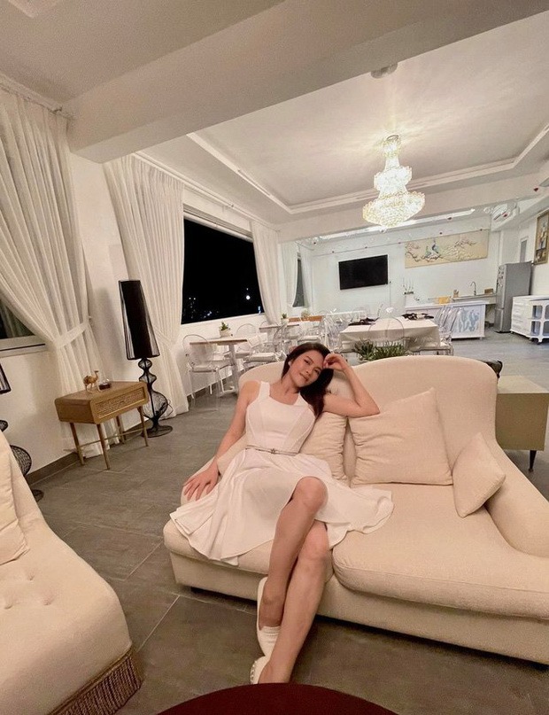 Tòa nhà 25 tầng này được Lý Nhã Kỳ mua lại toàn bộ và đập thông tất cả các phòng để làm thành căn nhà riêng. Giống như những căn biệt thự trước, căn nhà này cũng có tone trắng chủ đạo, một vài chi tiết được thiết kế theo phong cách cổ điển.