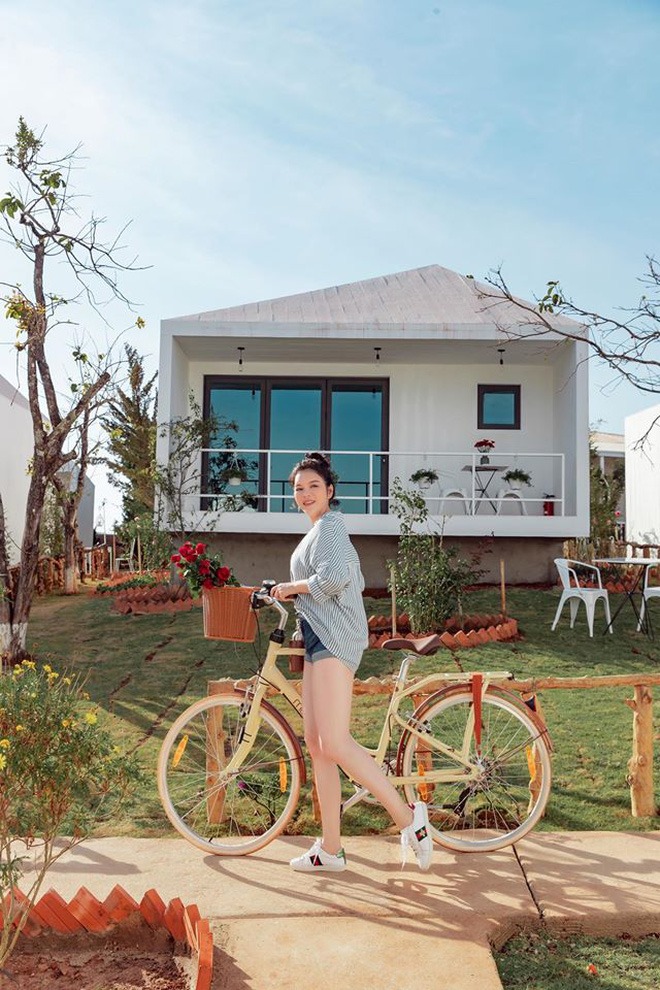 Các căn biệt thự mang đậm chất nghỉ dưỡng với tone trắng thanh thoát, bên trong ốp gỗ thông hoàn toàn và có ban công để thư giãn, tắm nắng.