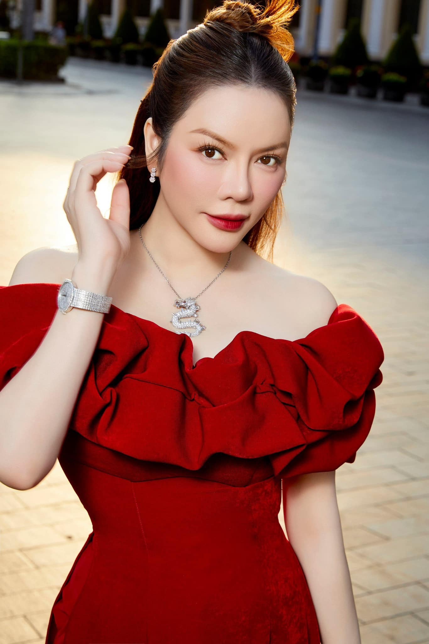 Bạn bè, đồng nghiệp cũng như khán giả chưa bao giờ thôi trầm trồ vì cuộc sống vương giả, hàng ngày bận mua đất, đếm tiền, đếm kim cương của Lý Nhã Kỳ. Cô chính là 