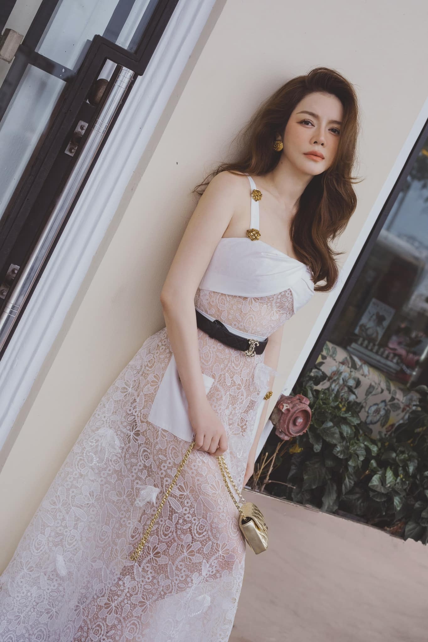 Trong showbiz Việt, Lý Nhã Kỳ còn là dân chơi hàng hiệu thứ thiệt. Nữ diễn viên 8x hiện tại đang có trên dưới 400 chiếc túi đủ kiểu đến từ những thương hiệu lớn trên thế giới, có giá trị hàng chục tỷ đồng.