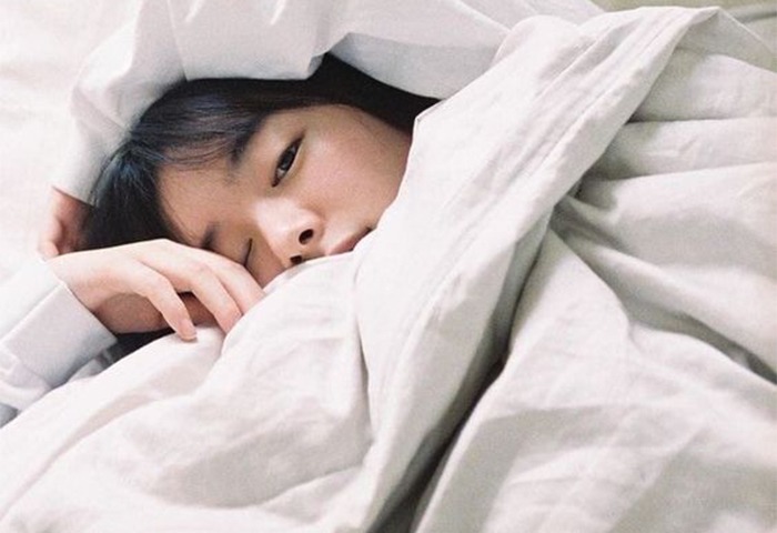 Thức khuya, thiếu ngủ, tâm trạng thất thường cũng làm tăng nguy cơ mắc ung thư tuyến giáp (Ảnh minh họa)