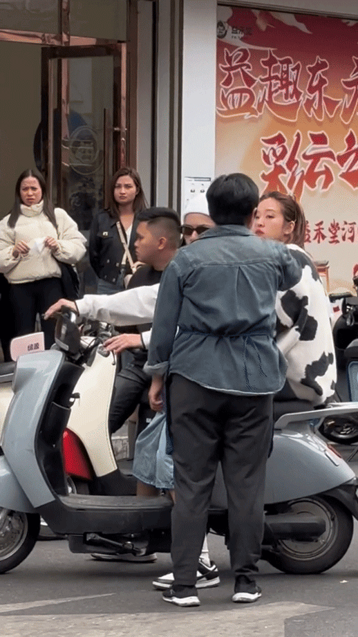 Người chủ quán đưa tay sát mặt Mai Anh