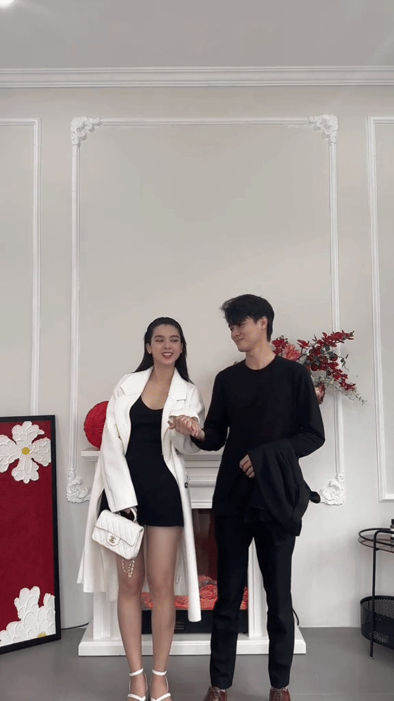 Cặp đôi khoá môi ngọt nào.