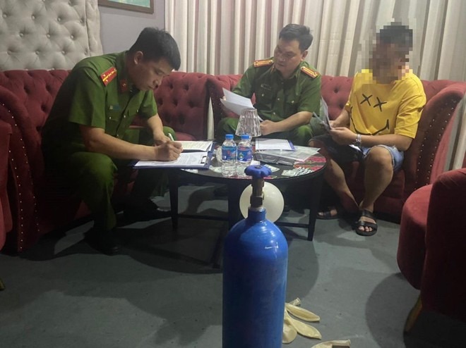 Công an quận Đống Đa lập biên bản trường hợp cho khách mang 