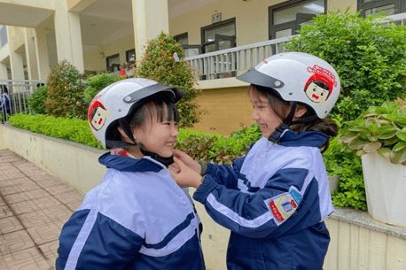 Học sinh vui vẻ khi được trang bị mũ bảo hiểm. Ảnh: Trường Tiểu học Yên Sở (Hoài Đức, Hà Nội).