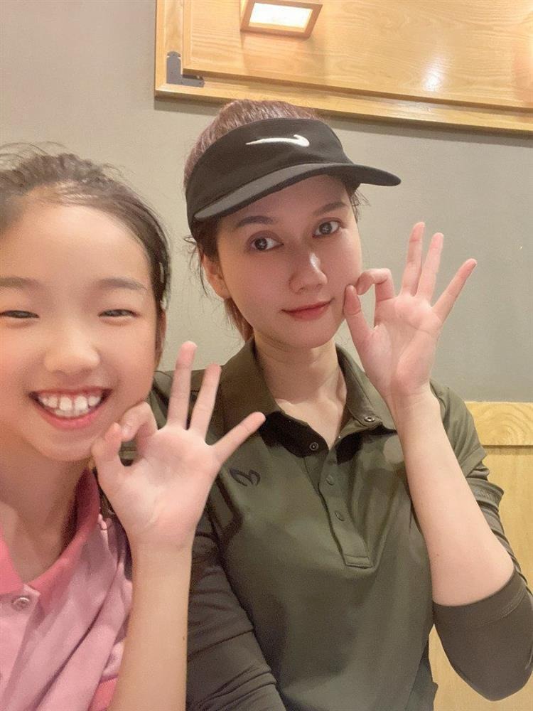 Trong một bài phỏng vấn, cô cùng cho biết con gái khá là hợp tính với mẹ, hai mẹ con như hai người bạn, nói chuyện chia sẻ rất hiểu nhau