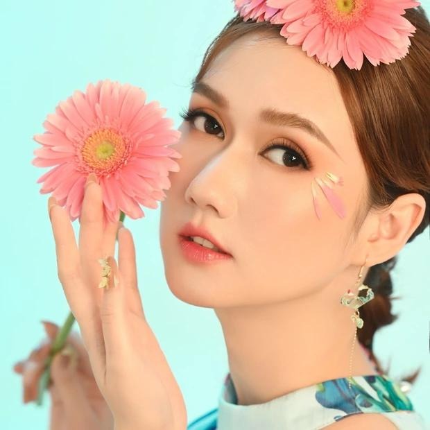 Hương Giang sinh năm 1989, được biết đến với vai trò diễn viên, MC nổi tiếng của màn ảnh Việt