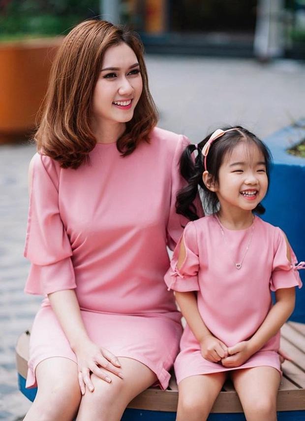 Trở thành mẹ đơn thân năm 28 tuổi, Hương Giang vẫn rất xinh đẹp, trẻ trung và tràn đầy nhiệt huyết