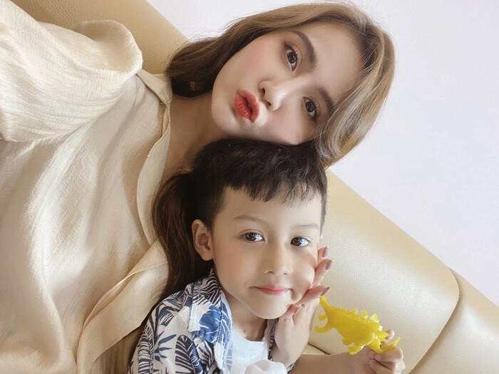 Khi sự nghiệp đang trên đà phát triển, cô bỗng rút lui khỏi showbiz một thời gian để kết hôn rồi sau đó bất ngờ trở lại với vai trò mẹ đơn thân xinh đẹp, nỗ lực gầy dựng lại sự nghiệp