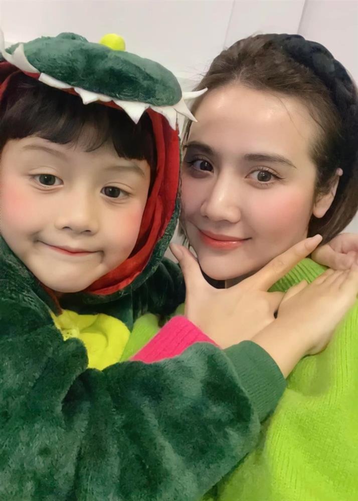 Ở độ tuổi ngoài 30 và đã là mẹ của một nhóc tỳ, Huyền Lizzie vẫn nhận được vô số những lời khen cho vẻ ngoài rạng rỡ của mình. Hiện tại, ngoài tham gia đóng phim, nữ diễn viên còn làm CEO của một công ty mỹ phẩm và kinh doanh online để chăm sóc cậu con trai bé Nem do mình nuôi dưỡng.