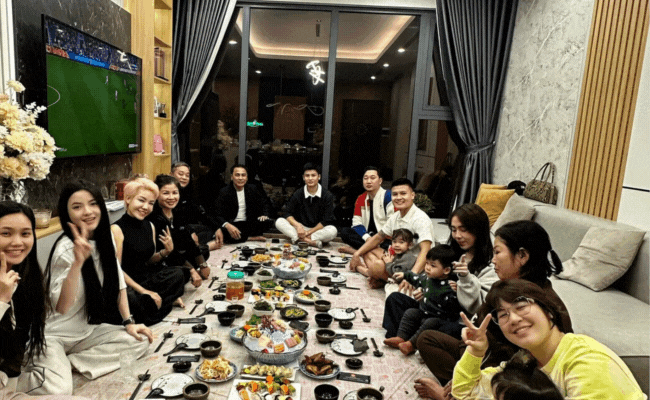 Bức ảnh hai bên gia đình Quang Hải và gia đình Chu Thanh Huyền rất đông vui có bố mẹ Quang Hải và mẹ Chu Thanh Huyền (Ảnh: FBNV)