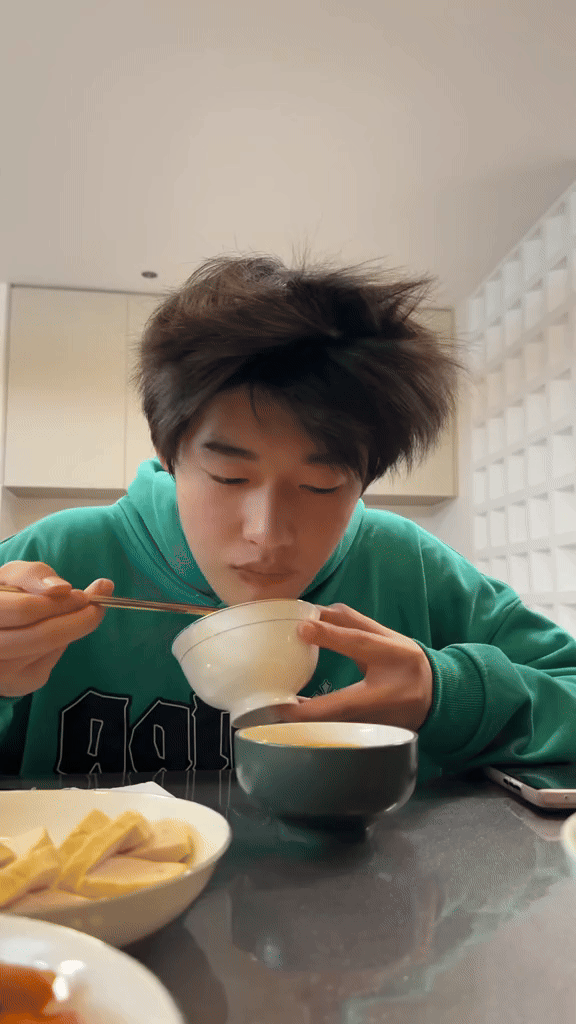 Cận cảnh visual điển trai của Dịch Dương